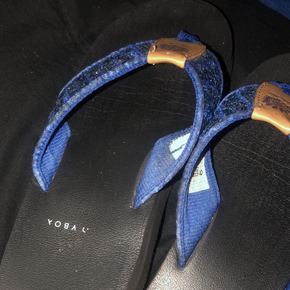 Good condition used sparkle flip-flops - Picture 2 of 5